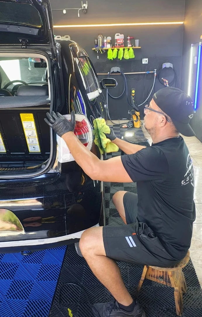Profissional da L & R realizando a limpeza e o acabamento do veículo